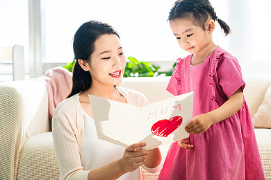 榴莲草莓绿巨人视频：榴莲草莓绿巨人视频走红,揭秘年轻人幽默创意新潮流-2